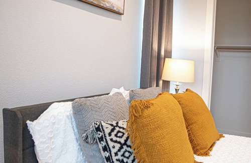 Stanislaus County Bed & Breakfast | Private En-suite. 2 mins from Emmanuel Hospital.