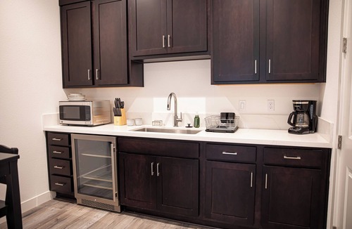 Stanislaus County Bed & Breakfast | Private En-suite. 2 mins from Emmanuel Hospital.
