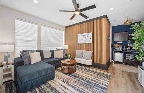 Lake Forest House | Private Retreat with Pool, Spa, BBQ, A/C, Yard, Kitchen, 2 TVs - Disney 20 min