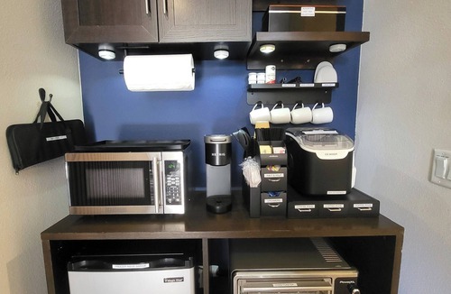Lake Forest House | Private Retreat with Pool, Spa, BBQ, A/C, Yard, Kitchen, 2 TVs - Disney 20 min
