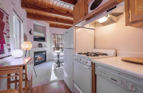 Big Bear Lake Ski Chalet | Private Sauna & Jacuzzi + BBQ Deck