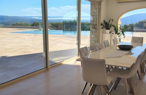 Cavaillon House | Property with unique view in a quiet area with fitness, hammam and jacuzzi