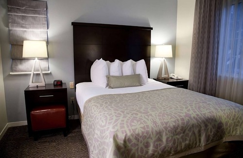 San Bruno Hotel | Quick Drive from San Francisco Int’l Airport! Unit w/Full Kitchen & Free Bfast!