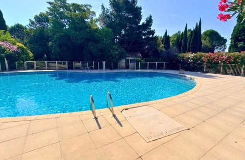 Sainte-Cecile-les-Vignes Apartment | Quiet, shared pool, secure residence, view, free parking