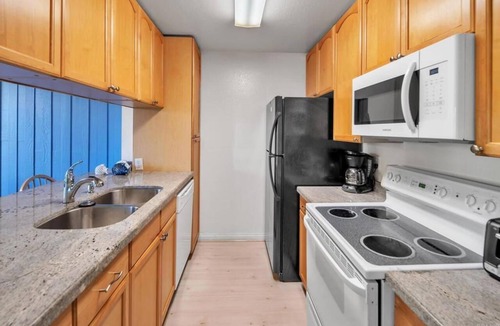 South Oceanside Condo | Resort Style * Pool+Hot Tub * Direct Beach Access