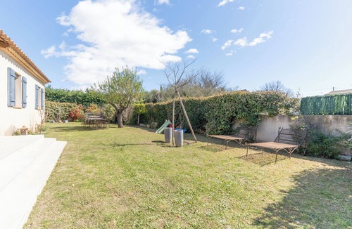 Pertuis Villa | Riad Provençale, with swimming pool, near a village located between sea and mountains.