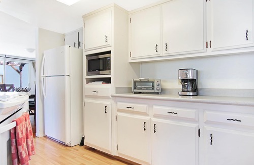 Three Rivers House | Riverfront Home near Sequoia National Park with EV charger.