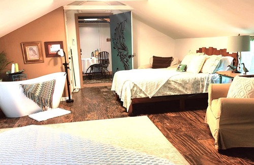 Rainbow CDP House | Romantic Alpaca Retreat/Farmstay With Soaking Tub