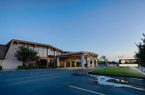 Redding House | Romantic Vacay! Spacious Unit, Pool, Restaurant