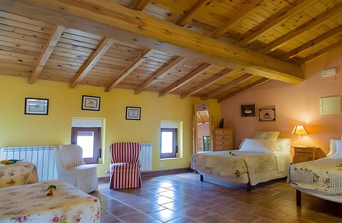 Castronuno House | Room 'Desvan' with Shared Garden and Wi-Fi