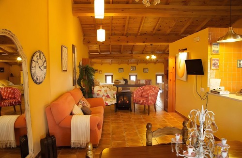 Castronuno House | Room 'Rosa' with Shared Garden and Wi-Fi