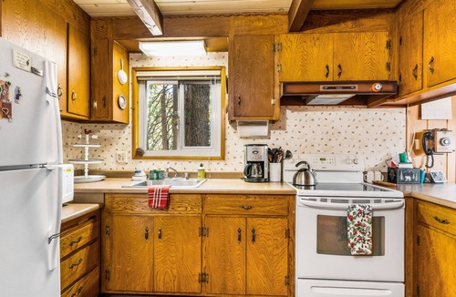 Dorrington Cabin | Rustic retreat with stunning mountain views - deck, WiFi, woodstove, & W/D