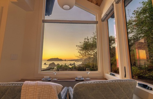 Westhaven-Moonstone Apartment | SeaDance- A Romantic Getaway Overlooking Beach