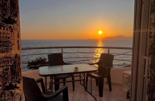 Avlakia Apartment | Seafront studio with terrace