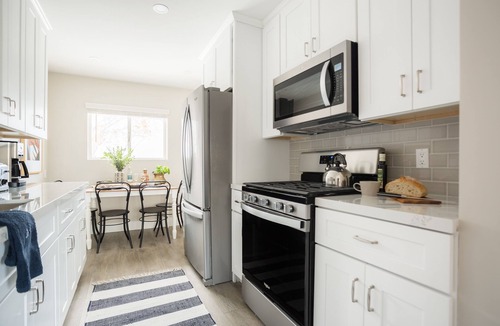 Village of La Jolla Apartment | Seashore VII by AvantStay | Modern La Jolla Flat 5mins from the Beach!