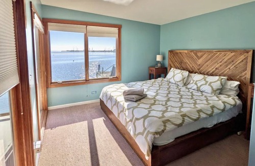 West Alameda House | Shoreline Paradise: Wake Up on the Water