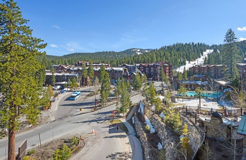 Truckee Villa | SKI IN/OUT GONDOLA. 3 BDR/3BA. ONLY AVAILABLE 6/29-7/6/2024 & 12/21-12/28/2024.