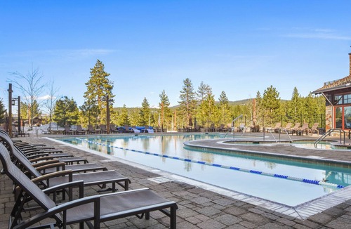 Truckee Villa | SKI IN/OUT GONDOLA. 3 BDR/3BA. ONLY AVAILABLE 6/29-7/6/2024 & 12/21-12/28/2024.