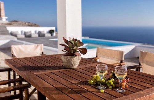 Santorini Villa | Sleeps8-Parking-Garden-Pool-SunSets-Barbeque