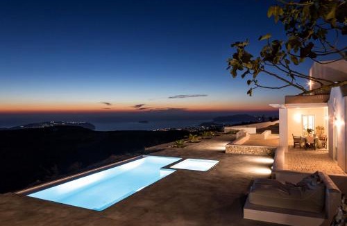 Santorini Villa | Sleeps8-Parking-Garden-Pool-SunSets-Barbeque