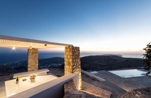 Santorini Villa | Sleeps8-Parking-Garden-Pool-SunSets-Barbeque