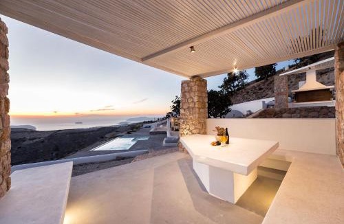 Santorini Villa | Sleeps8-Parking-Garden-Pool-SunSets-Barbeque