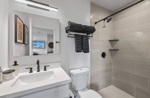 South Oceanside Hotel | South Oceanside Bunalow 8 - Deluxe Work and Stay Full Studio + Patio