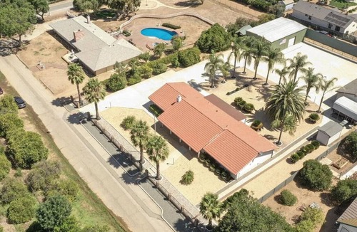 Riverside House | Spacious 4-bedroom house in Riverside with AC