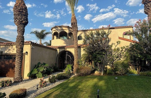 Cal Heights House | Spacious 5-bedroom house with WiFi, AC in brilliant Long Beach