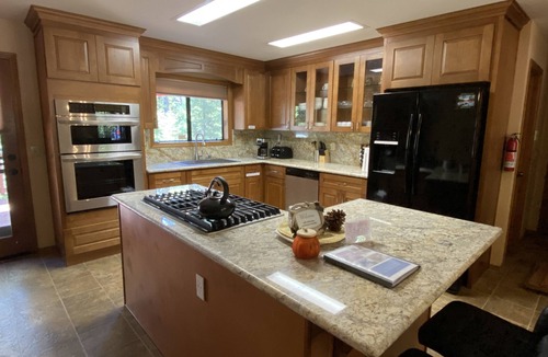Glencoe Cabin | Spacious cabin with AC, private lake, hot tub, movie room