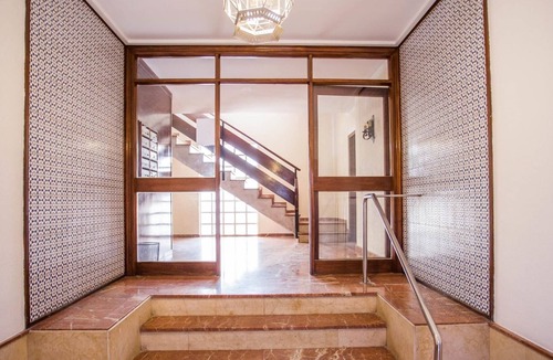 El Arenal Apartment | Steps away from the Maestranza bull ring is this 85 m2 two-bedroom apartment
