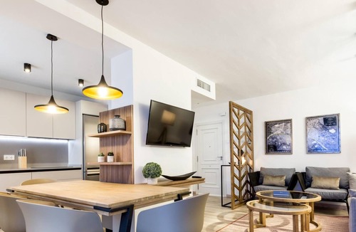 El Arenal Apartment | Steps away from the Maestranza bull ring is this 85 m2 two-bedroom apartment
