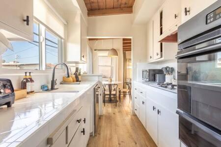 El Porto House | Steps to Beach Manhattan Beach 2 Bedroom Parking