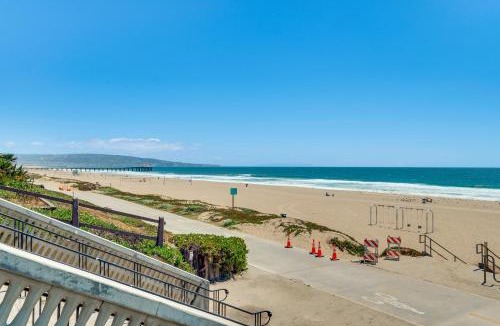 Sand Section House | Steps to Ocean: Manhattan Beach Gem w/Deck!