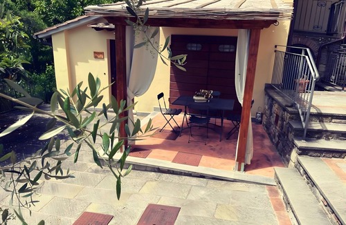 Civitella in Val di Chiana Apartment | Studio 'Stanzino degli Attrezzi del Griccia' with Pool, Wi-Fi & Air Conditioning