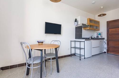 Charleval Apartment | Studio Apartment "1 - Au Coeur du Village"