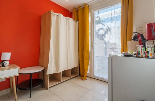 Lambesc Apartment | Studio Apartment 'La Dolce Vita 2' with Shared Pool, Private Terrace and Air Conditioning