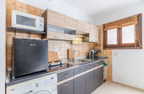 Pinar del Advocat Apartment | Studio Apartment 'Sillero Dos' with Shared Pool, Wi-Fi and Air Conditioning
