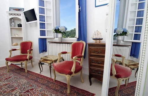 Vals-les-Bains Apartment | Studio “Mediterranean” with Mountain View, Shared Pool, and Wi-Fi