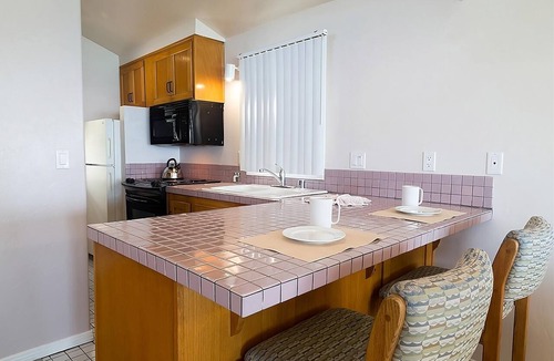 Del Mar Apartment | Studio w/Kitchen | Pool | Free Parking | Del Mar Beach Access