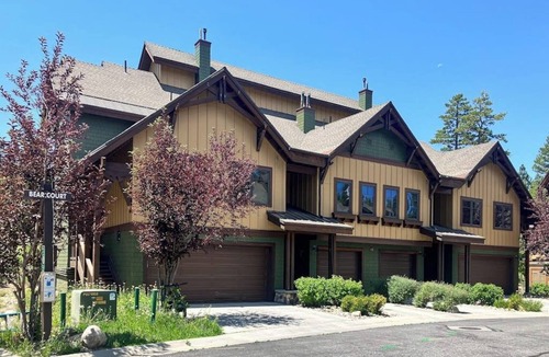 Woodwinds Condo | Stunning mountain condo on the golf course w/private hot tub & fireplace