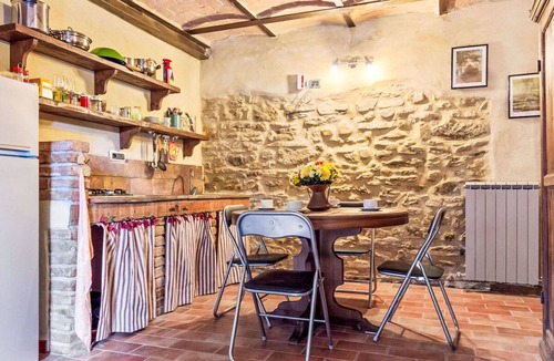 Montelovesco Villa | Stunning villa for 5 guests with WIFI, pool, TV and pets allowed
