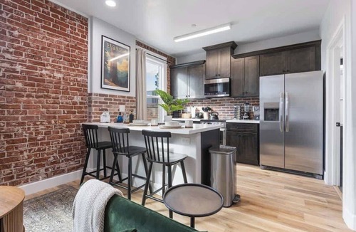 Tulare Apartment | Stylish Downtown Studio Loft Above Tap Yard