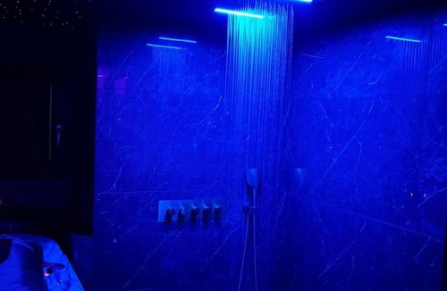 La Mure House | Suite romantique avec jaccuzzi - proche des lacs - La secrète room