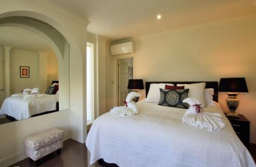 Sayalonga Villa | Sun-Soaked Villa with Blue Waters