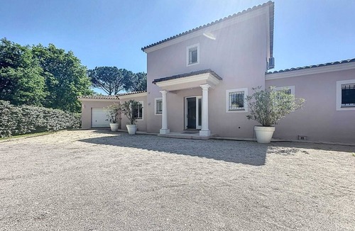 Grimaud Villa | Superb villa with heated pool, view of Grimaud castle