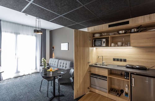 La Californie Condo | T2 à 5 min du Centre Affaires | TV | Wifi | Sauna