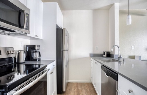 Pasadena Apartment | Tasteful Pasadena 1BR w/Gym & Pool, nr Colorado Ave, by Blueground