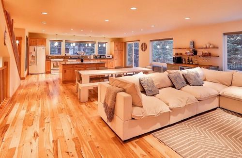 Upper Kingsbury House | The Elevator House – Gorgeous Stateline Home for 10, 5 Min to Stagecoach Lift!