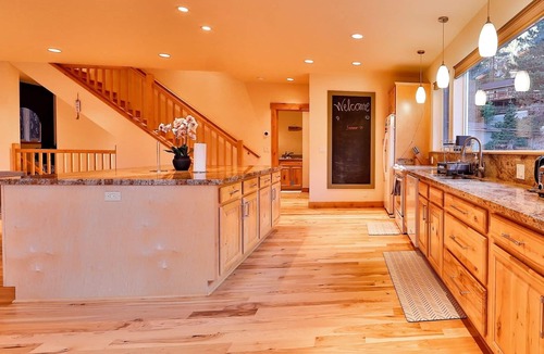 Upper Kingsbury House | The Elevator House – Gorgeous Stateline Home for 10, 5 Min to Stagecoach Lift!